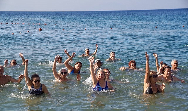 Dünya Barış Gününe denizde pilates ile başladılar
